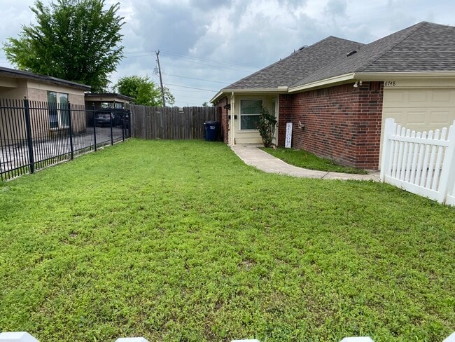 6748 Trail Lake Dr in Fort Worth, TX - Foto de edificio - Building Photo