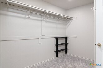 121 Castlewood Dr in Seguin, TX - Building Photo - Building Photo