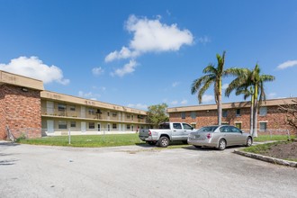 Garden Lakes Apartments in Miami, FL - Building Photo - Building Photo