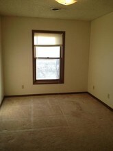 521 Kirkwood Ave-Unit -08 in Iowa City, IA - Foto de edificio - Building Photo