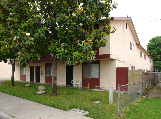 16531 Randall Ave in Fontana, CA - Foto de edificio - Building Photo