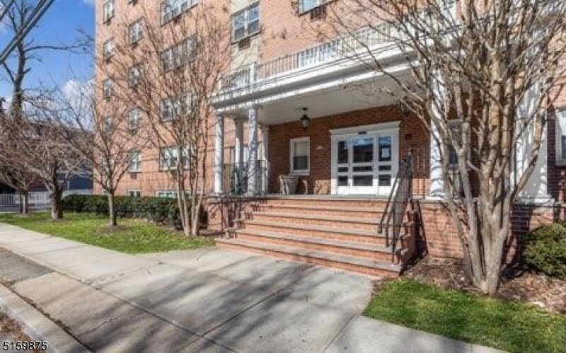 465 Valley St in Maplewood, NJ - Building Photo