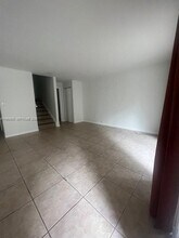 6845 SW 45th Ln in Miami, FL - Foto de edificio - Building Photo