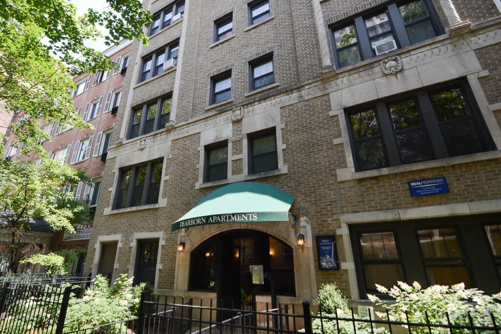 1350 N Dearborn St in Chicago, IL - Building Photo
