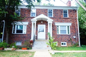 816 Greenwood Cir in Takoma Park, MD - Building Photo - Building Photo