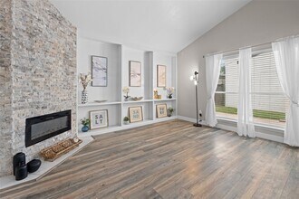 10327 Gladewood Dr in Houston, TX - Building Photo - Building Photo