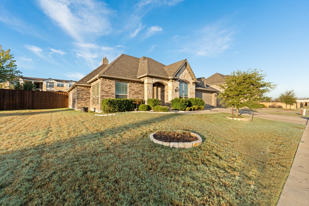 105 Live Oak Dr in Crowley, TX - Building Photo