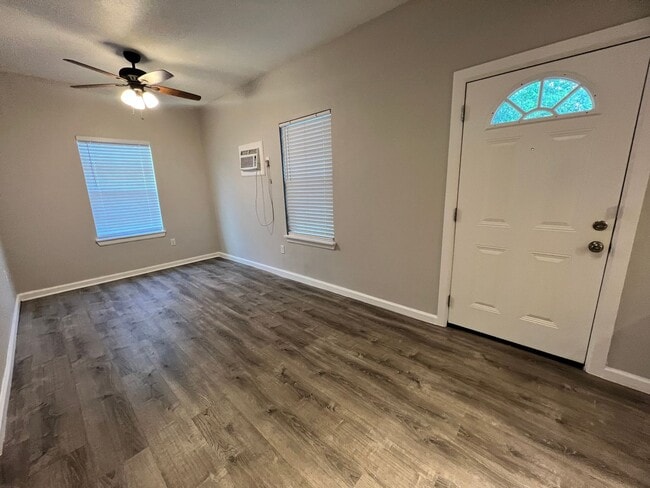 321 N Chupaderas St in San Antonio, TX - Building Photo - Building Photo