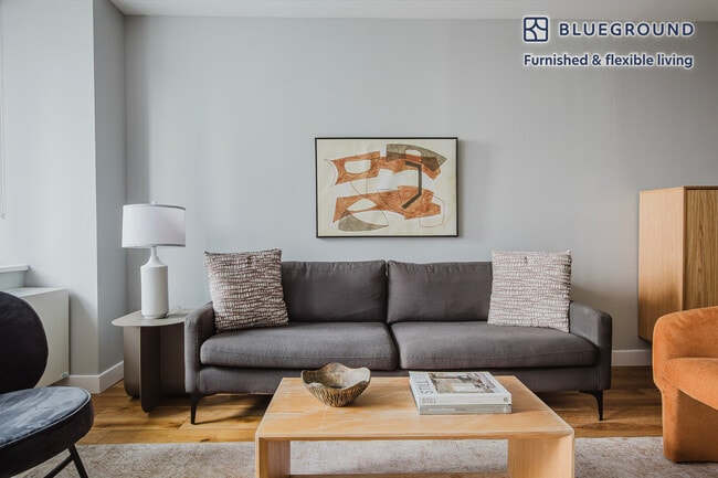 560 W 43rd St in New York, NY - Building Photo - Building Photo