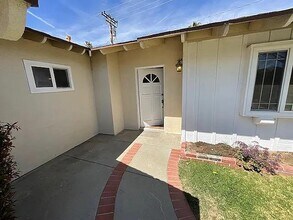 19821 Merryhill St in Santa Clarita, CA - Building Photo - Building Photo