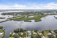 711 Tropical Dr in Bradenton, FL - Foto de edificio - Building Photo