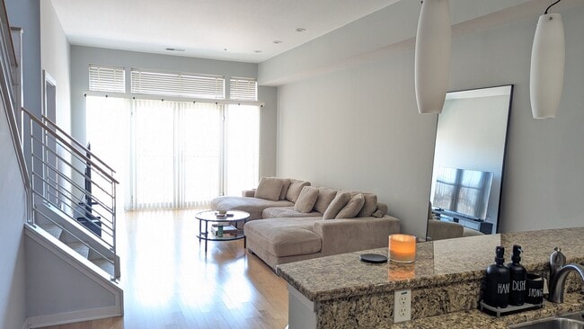 1209 N Charles St, Unit 409 in Baltimore, MD - Foto de edificio - Building Photo