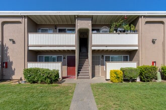 Villa Del Rio Apartments in Sacramento, CA - Foto de edificio - Building Photo
