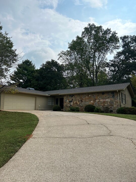 3709 Indian Springs Rd in Gainesville, GA - Building Photo