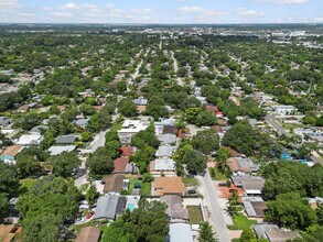 560 NE 161st St in Miami, FL - Building Photo - Building Photo