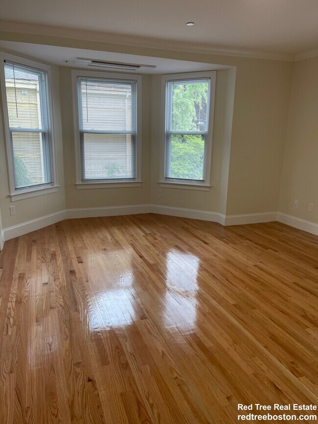 12 Harris St, Unit 3 in Brookline, MA - Foto de edificio - Building Photo