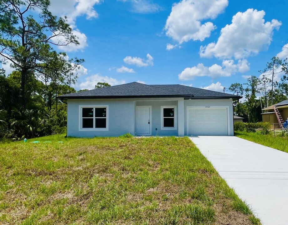 3507 Sunshine Blvd N in Lehigh Acres, FL - Building Photo