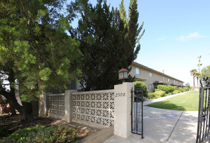 Country Club Town Homes in Bakersfield, CA - Building Photo