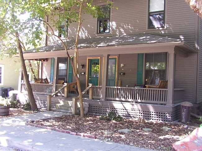 property at 516-518 S Woodlawn Ave