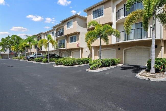 property at 800 Crestwood Ct S