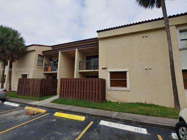 690 W Park Dr in Miami, FL - Building Photo - Building Photo