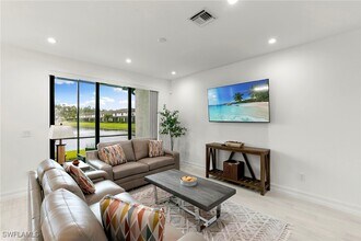 7555 Rockefeller Dr in Naples, FL - Building Photo - Building Photo
