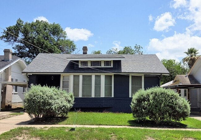 property at 826 W Russell Pl