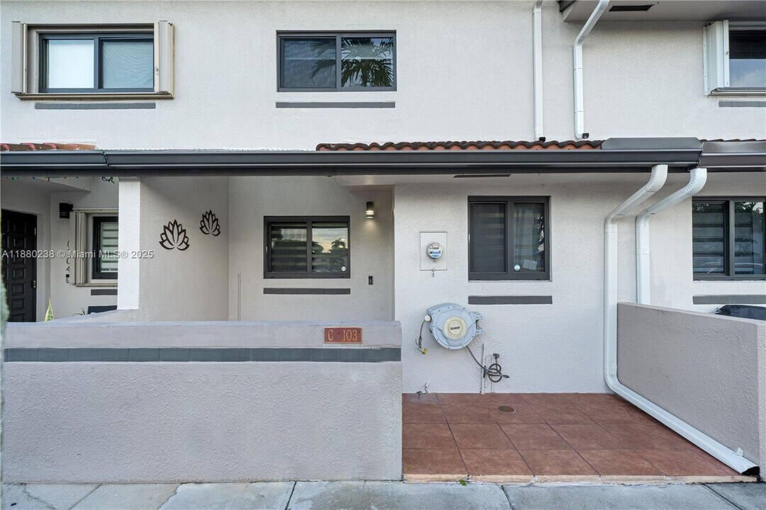 13462 SW 62nd St in Miami, FL - Foto de edificio