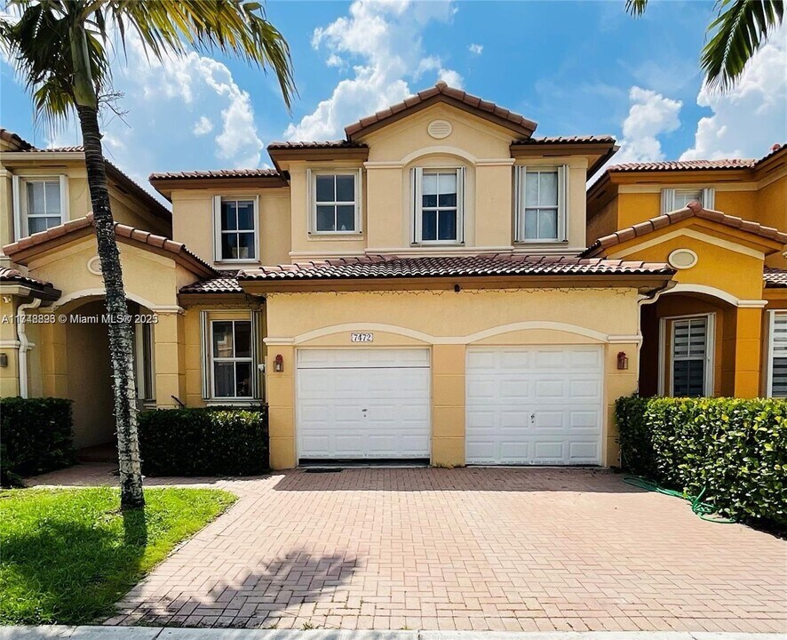 7472 NW 112th Path in Doral, FL - Building Photo