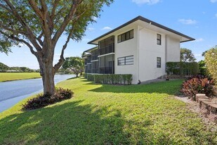 451 Greensward Ln in Delray Beach, FL - Building Photo