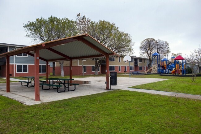 5635 W César E Chávez Blvd