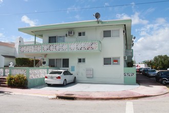 Terrace House in Miami Beach, FL - Building Photo - Building Photo