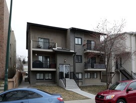 2407 17th St SW in Calgary, AB - Building Photo