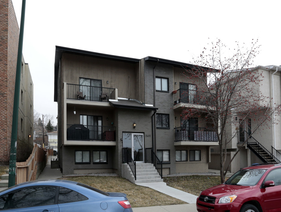 2407 17th St SW in Calgary, AB - Building Photo