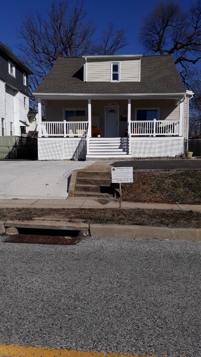 3818 W Cold Spring Ln in Baltimore, MD - Building Photo