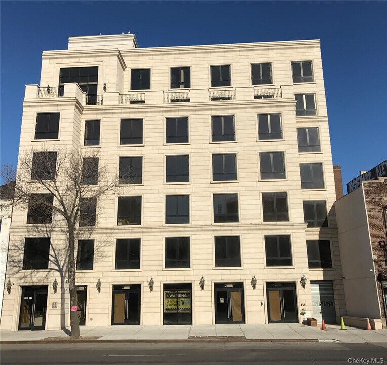 135-17 Northern Blvd in Queens, NY - Building Photo