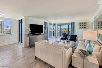 10420 Gulf Shore Dr in Naples, FL - Foto de edificio - Building Photo