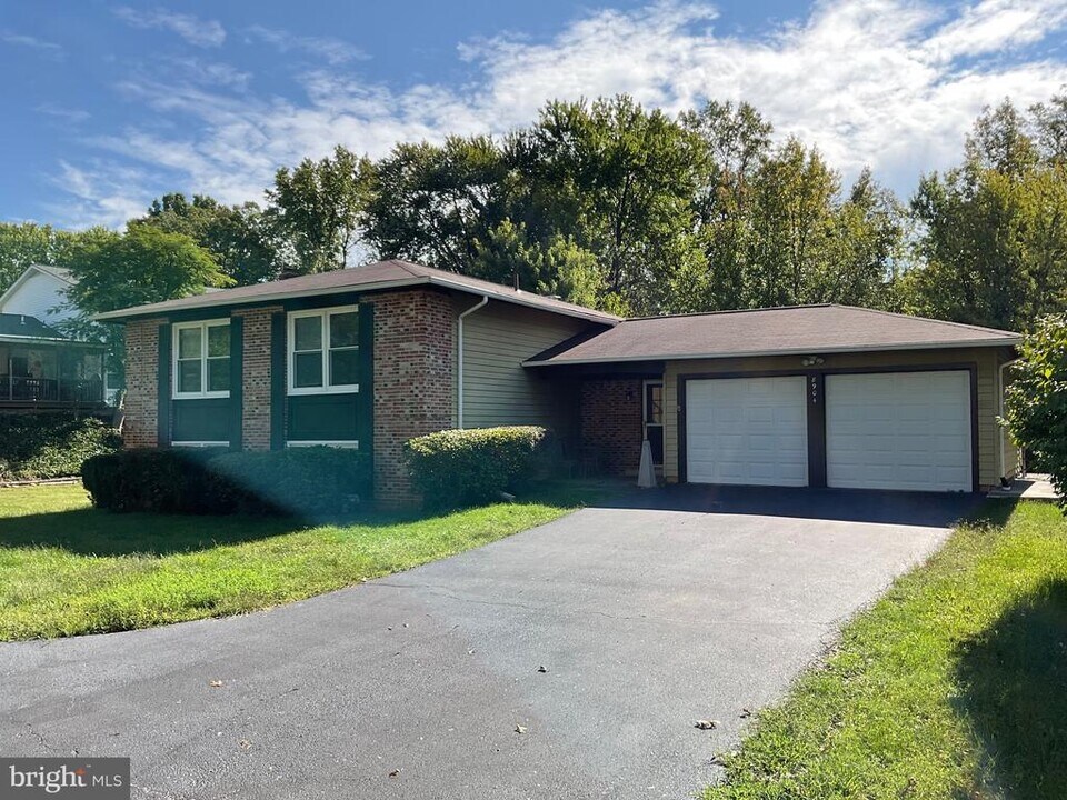 8904 Grass Valley Ct in Springfield, VA - Building Photo