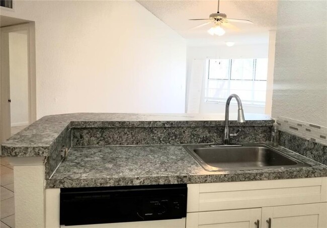 3410 Pinewalk Dr N, Unit 824 in Margate, FL - Building Photo - Building Photo