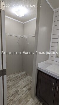 2221 S Prairie Ave photo'