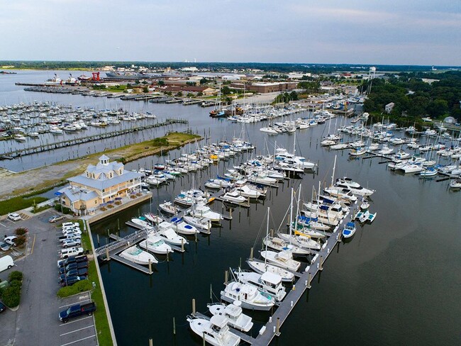 The Port at East Beach Apartments and Marina in Norfolk, VA - Foto de edificio - Building Photo