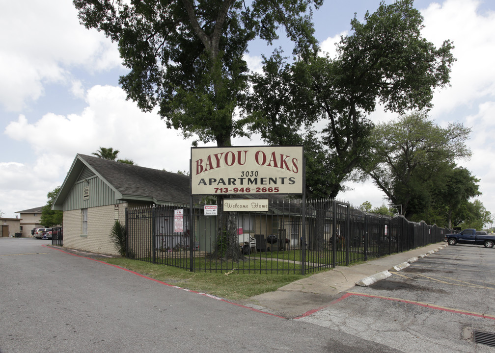 Bayou Oaks in Pasadena, TX - Building Photo