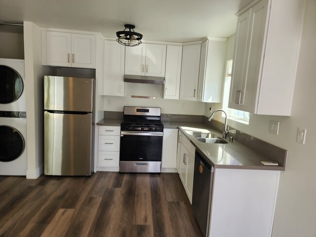 19113 Bessemer St in Los Angeles, CA - Building Photo - Building Photo