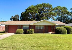 3 Lakeview Dr in Mary Esther, FL - Building Photo