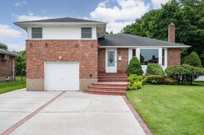 69 Gate Ln in Levittown, NY - Building Photo - Building Photo
