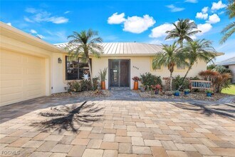 2556 SW 28th Pl in Cape Coral, FL - Foto de edificio - Building Photo