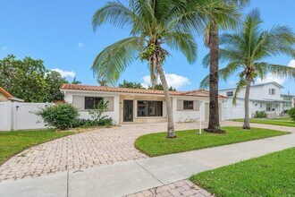 1024 NE 4th Ct. in Hallandale Beach, FL - Foto de edificio - Building Photo