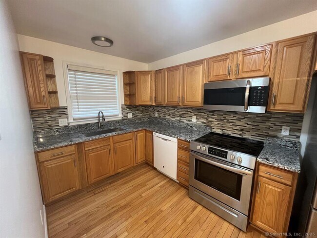 19 Hawthorne Dr in New London, CT - Building Photo - Building Photo