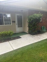 1-72 Parkcenter Drive Unit in Deer Park, NY - Building Photo