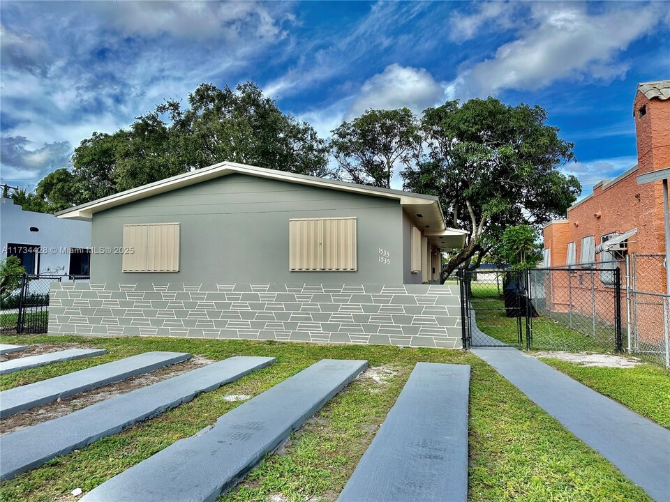 1535 NW 53rd St in Miami, FL - Building Photo